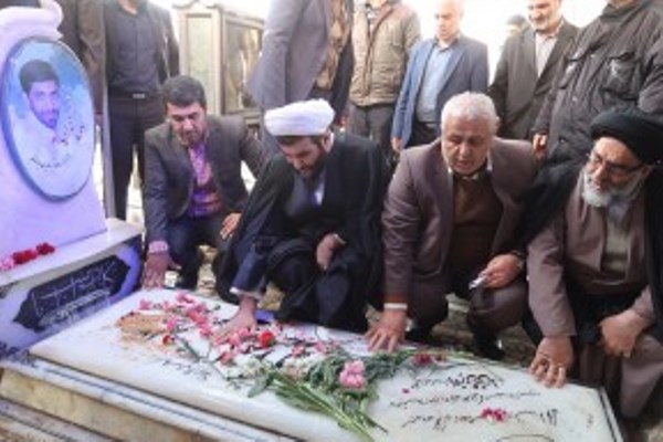 جمعه//گلزارهای شهدا در سراسر کشور عطرافشانی و گلباران شد جمعه//گلزارهای شهدا در سراسر کشور عطرافشانی و گلباران شد