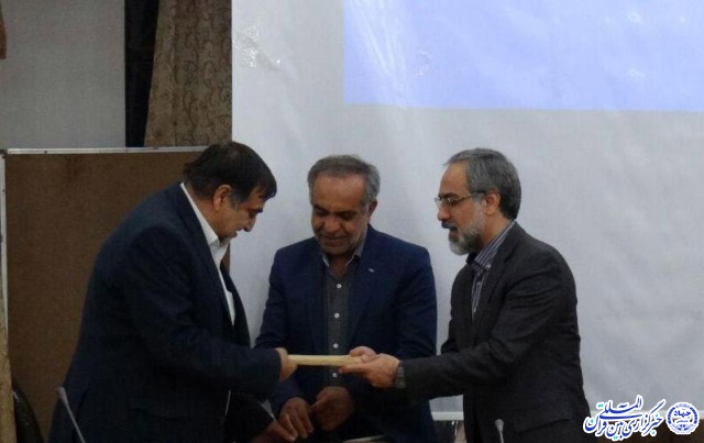 گزارش تصویری/ تقدیر از خانواده شهدای شهر بفروئیه میبد گزارش تصویری/ تقدیر از خانواده شهدای شهر بفروئیه میبد