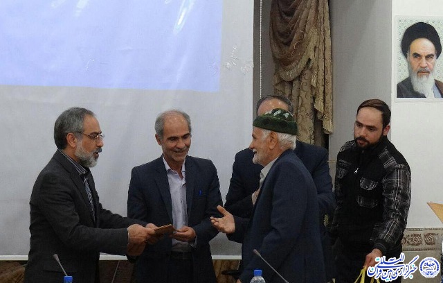 گزارش تصویری/ تقدیر از خانواده شهدای شهر بفروئیه میبد گزارش تصویری/ تقدیر از خانواده شهدای شهر بفروئیه میبد