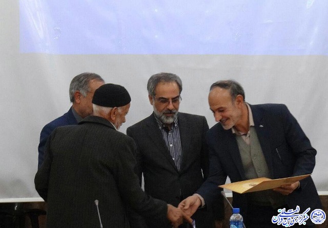 گزارش تصویری/ تقدیر از خانواده شهدای شهر بفروئیه میبد گزارش تصویری/ تقدیر از خانواده شهدای شهر بفروئیه میبد