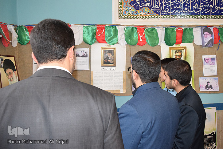 برپایی نمایشگاه &laquo;مدرسه انقلاب&raquo; در مدرسه شاهد خرم&zwnj;آباد