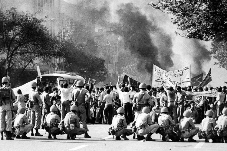 دشمن از هیچ کاری برای ضربه&zwnj;زدن به انقلاب اسلامی دریغ نکرد /انقلاب پابرجاست و این وعده خداوند است