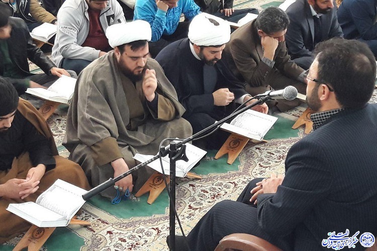 محفل انس با قرآن در مسجد جامع گیلانغرب محفل انس با قرآن در مسجد جامع گیلانغرب