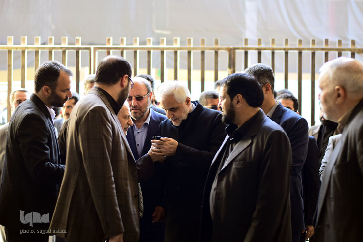 راهبیمایی 22 بهمن با حضور اغشار مختلف مردم در میدان نقش جهان اصفهان برگزار شد