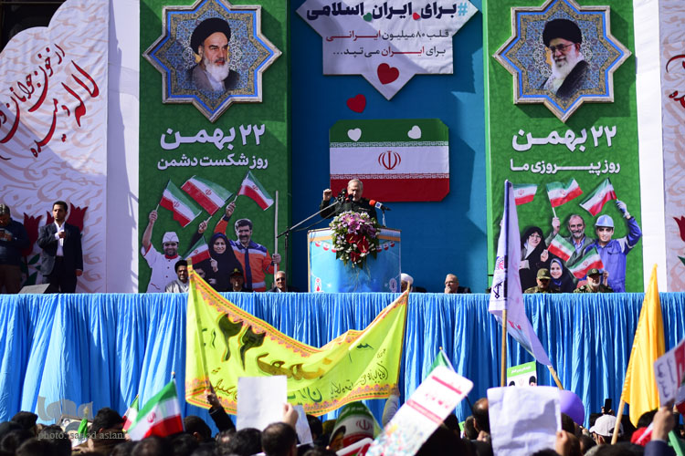 راهبیمایی 22 بهمن با حضور اغشار مختلف مردم در میدان نقش جهان اصفهان برگزار شد