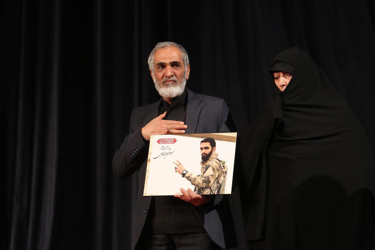 سیمرغ‌ها بر شانه صاحبانش نشست+عکس