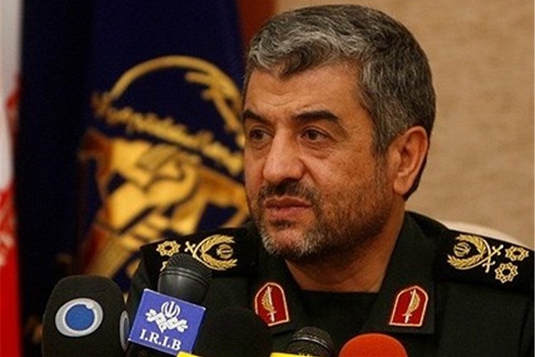 یکی از معجزات الهی، حفظ انقلاب با وجود همه توطئهها است یکی از معجزات الهی، حفظ انقلاب با وجود همه توطئهها است