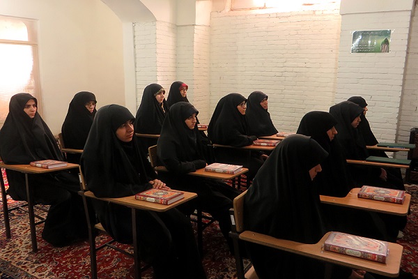 مربیان مدرسه شبانه روزی؛ حافظ 20 جز قرآن شدند