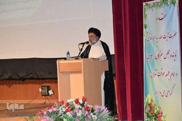 تحصیل 2900 طلبه در لرستان/روحانیون در راستای نشر معارف اسلامی قدم بردارند