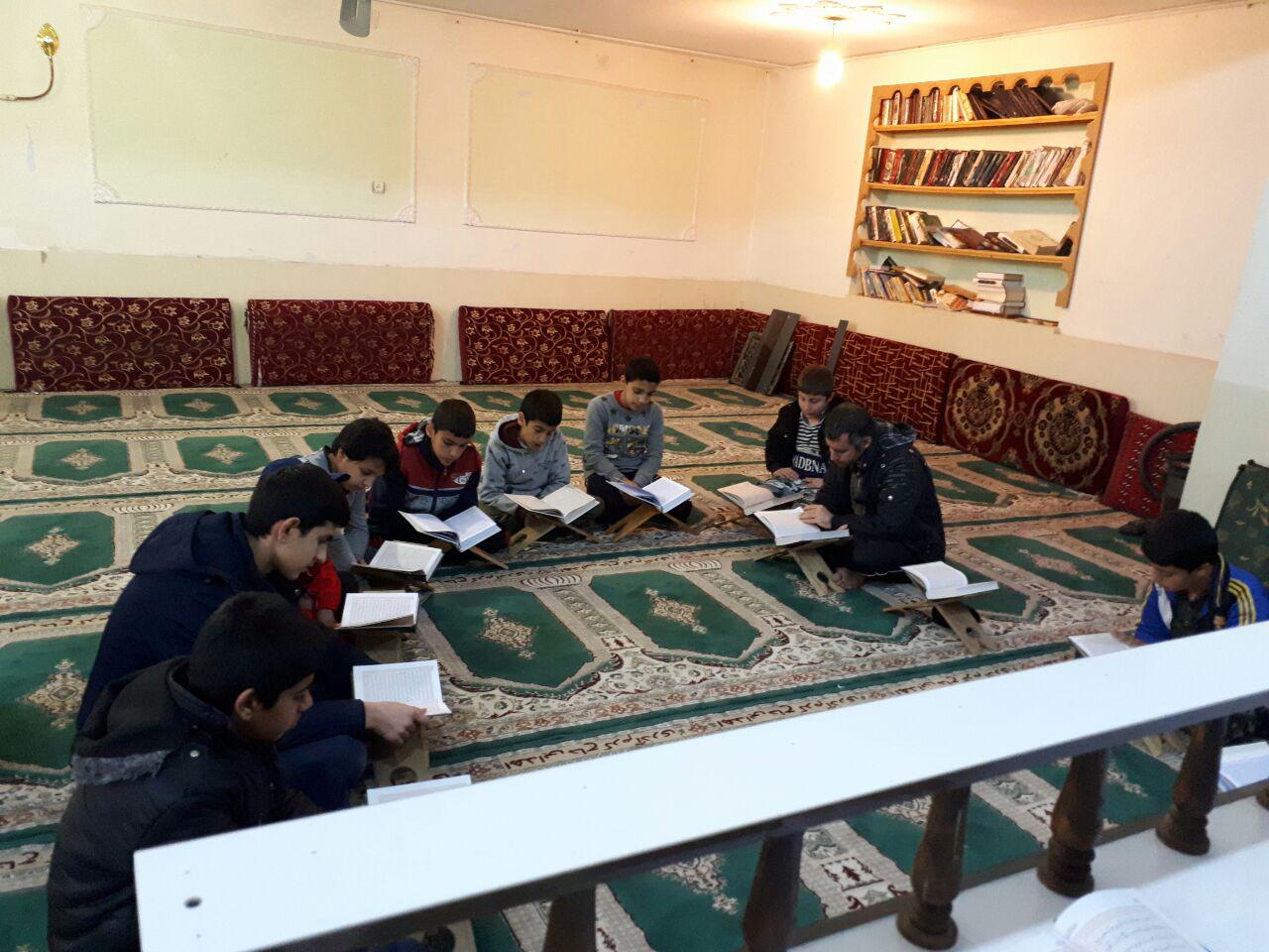 گزارش تصویری آموزش قرآن در مناطق محروم خرمآباد گزارش تصویری آموزش قرآن در مناطق محروم خرمآباد