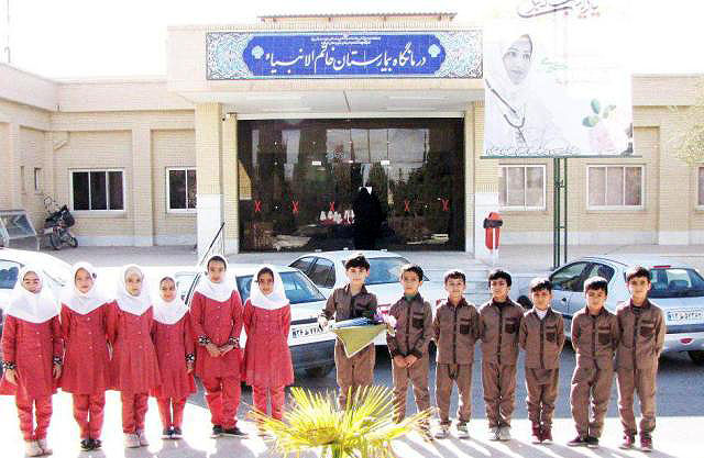 عکس/تجلیل قرآن&zwnj;آموزان بنیاد امیرالمومنین ابرکوه از جامعه پرستاری