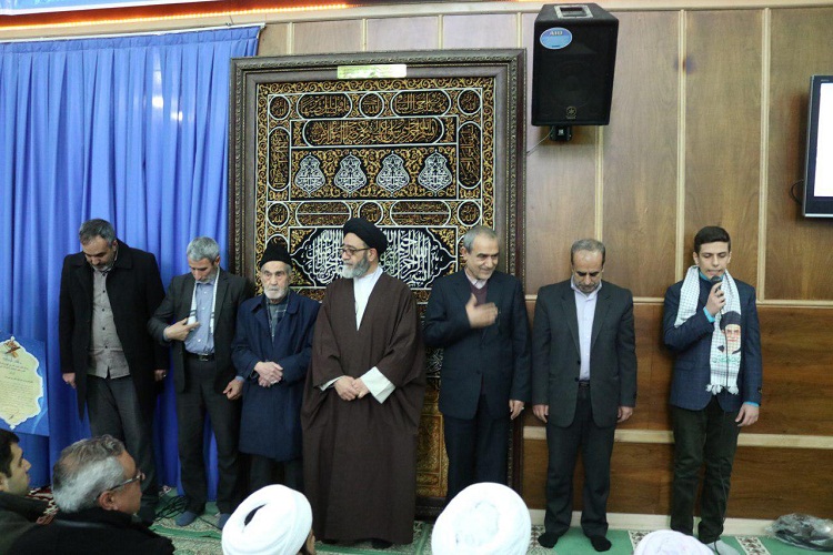 تجلیل از «مبین قلیزاده» حافظ کل قرآن در نماز جمعه تبریز تجلیل از «مبین قلیزاده» حافظ کل قرآن در نماز جمعه تبریز