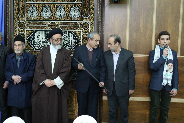 تجلیل از «مبین قلیزاده» حافظ کل قرآن در نماز جمعه تبریز تجلیل از «مبین قلیزاده» حافظ کل قرآن در نماز جمعه تبریز
