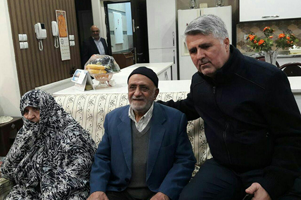 دیدار اعضای دارالقرآن شهیدمرتضی کارگر سامانی با خانواده شهید &laquo;محمدعلی آقامحمد کاشی&raquo;