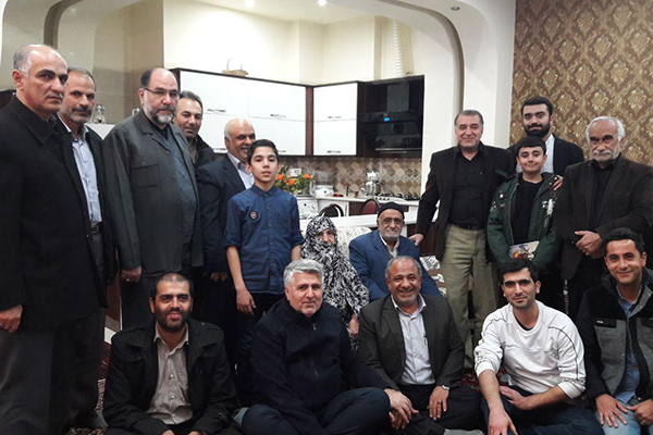 دیدار اعضای دارالقرآن شهیدمرتضی کارگر سامانی با خانواده شهید &laquo;محمدعلی آقامحمد کاشی&raquo;