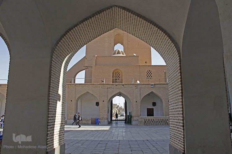 مسجدی با بلندترین مناره ها در دل کویر مسجدی با بلندترین مناره ها در دل کویر