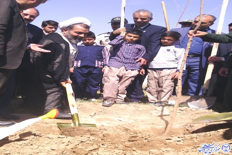 کاشت 1600 اصله درخت میوه به یاد 1600 شهید دیار سربداران