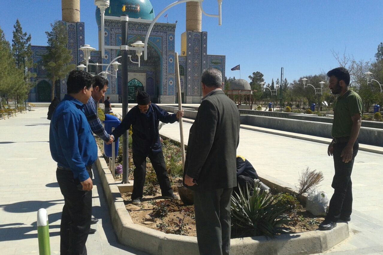 کاشت نهال در اماکن متبرکه کشور به &lrm;مناسبت هفته منابع طبیعی
