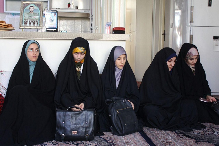 شهدا اگر چه برگزیده بودند اما افرادی نبودند که جدای از ما باشند