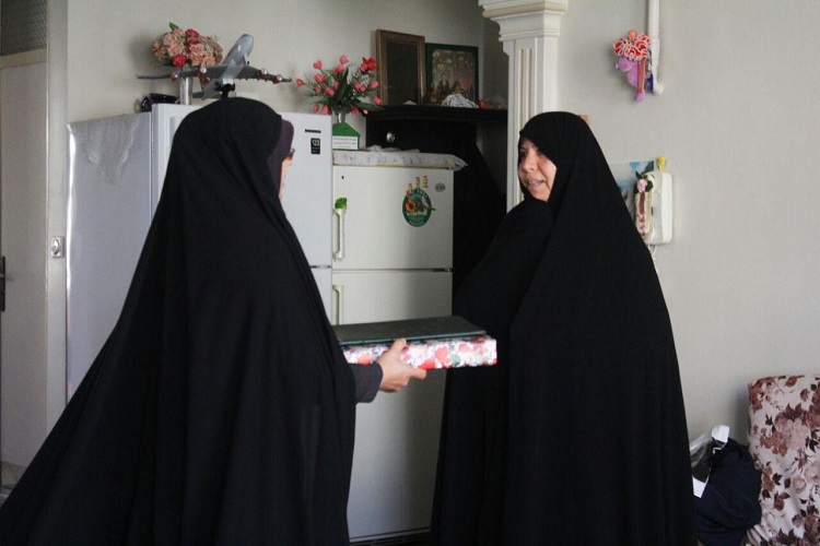 شهدا اگر چه برگزیده بودند اما افرادی نبودند که جدای از ما باشند