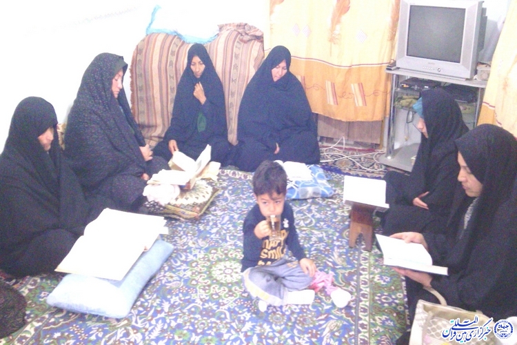 همراهی کودکان با مادران در جلسه قرآن الزهرا(س) همراهی کودکان با مادران در جلسه قرآن الزهرا(س)