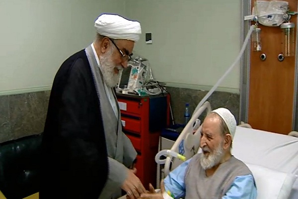 رئیس دفتر مقام معظم رهبری از آیتالله یزدی عیادت کرد رئیس دفتر مقام معظم رهبری از آیتالله یزدی عیادت کرد