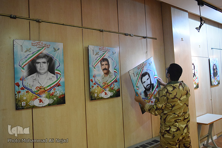 گزارش تصویری آمادهسازی نمایشگاه «قابهای آسمانی» در خرمآباد گزارش تصویری آمادهسازی نمایشگاه «قابهای آسمانی» در خرمآباد