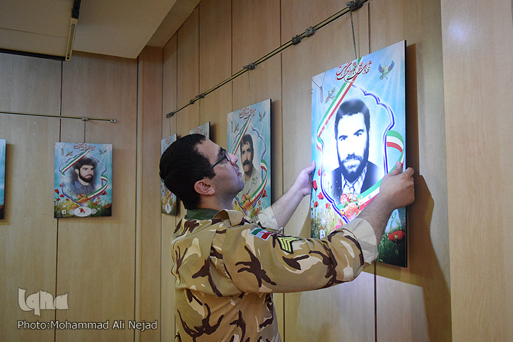 گزارش تصویری آمادهسازی نمایشگاه «قابهای آسمانی» در خرمآباد گزارش تصویری آمادهسازی نمایشگاه «قابهای آسمانی» در خرمآباد