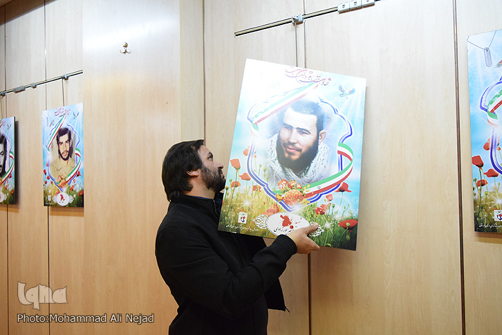 گزارش تصویری آمادهسازی نمایشگاه «قابهای آسمانی» در خرمآباد گزارش تصویری آمادهسازی نمایشگاه «قابهای آسمانی» در خرمآباد
