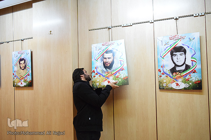گزارش تصویری آمادهسازی نمایشگاه «قابهای آسمانی» در خرمآباد گزارش تصویری آمادهسازی نمایشگاه «قابهای آسمانی» در خرمآباد
