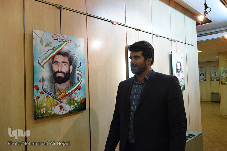 گزارش تصویری آمادهسازی نمایشگاه «قابهای آسمانی» در خرمآباد گزارش تصویری آمادهسازی نمایشگاه «قابهای آسمانی» در خرمآباد
