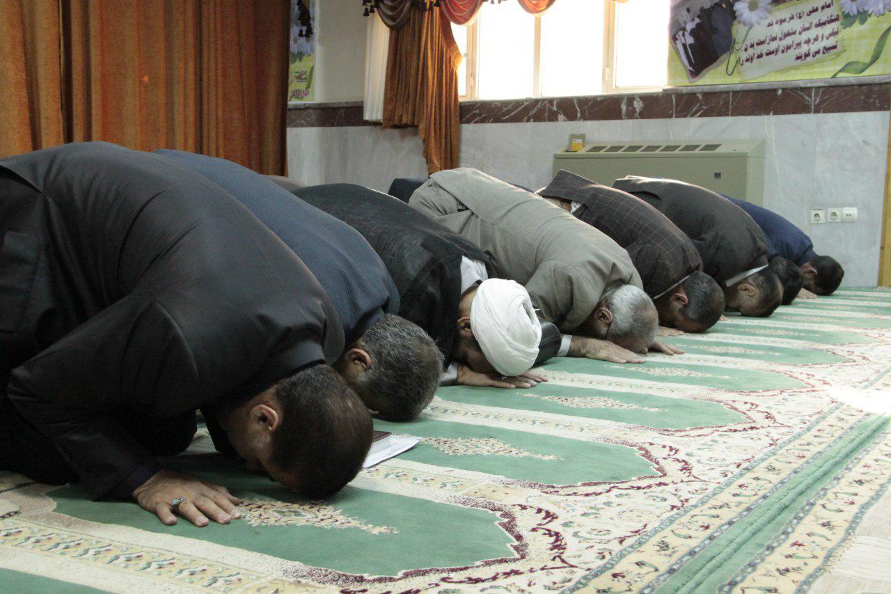 مراسم تجلیل از خادمان نمونه خانواده شهدا در لرستان