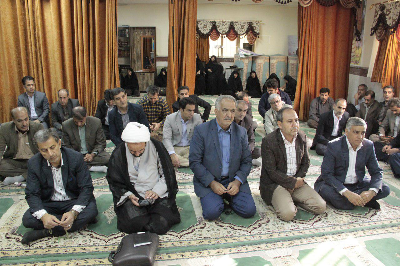 مراسم تجلیل از خادمان نمونه خانواده شهدا در لرستان