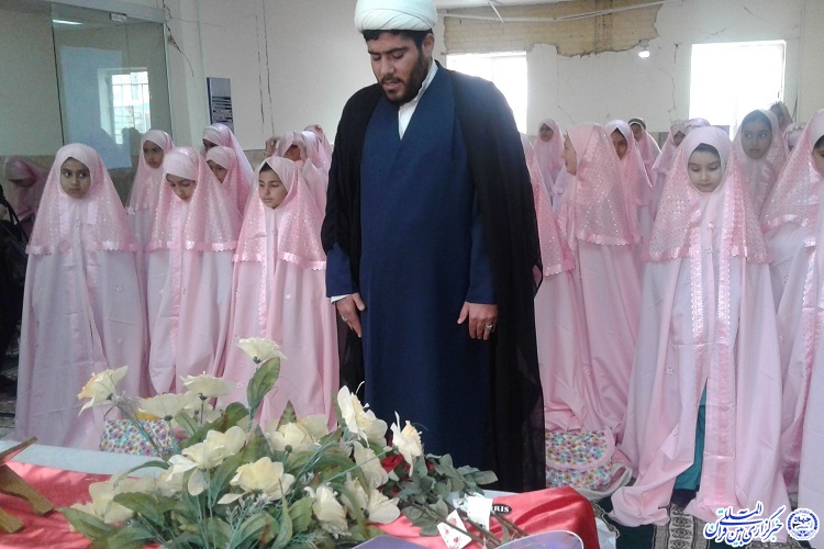 جشن عبادت دانش‌آموزان دبستان حدیث سرپل‌ذهاب برگزار شد