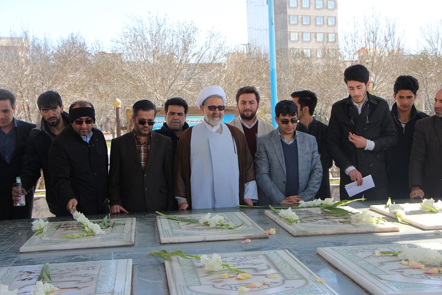 ادای احترام دانشگاهیان به مقام شهدا در اردبیل