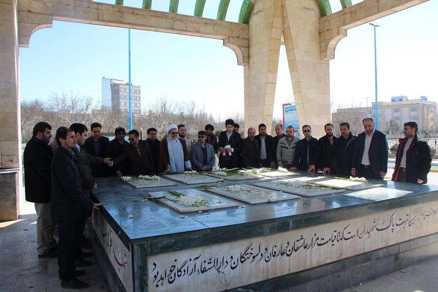 ادای احترام دانشگاهیان به مقام شهدا در اردبیل