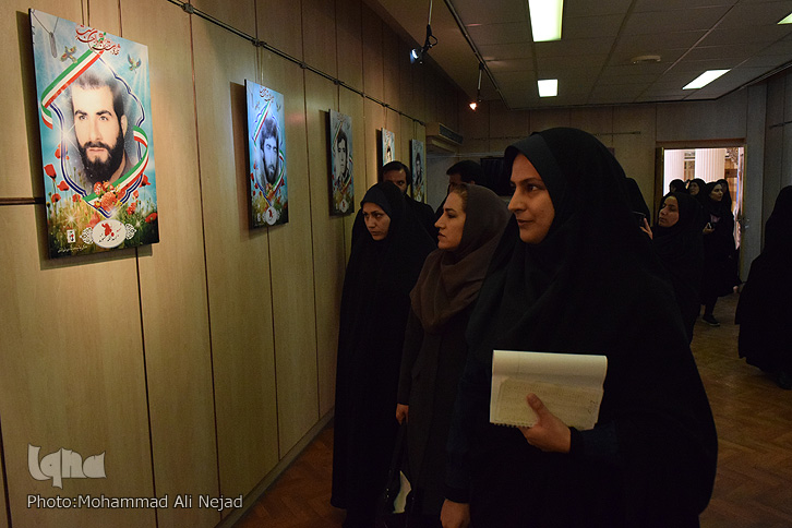 گزارش تصویری برپایی نمایشگاه عکس &laquo;قاب&lrm;های آسمانی&raquo;