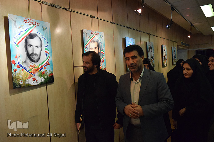 گزارش تصویری برپایی نمایشگاه عکس &laquo;قاب&lrm;های آسمانی&raquo;