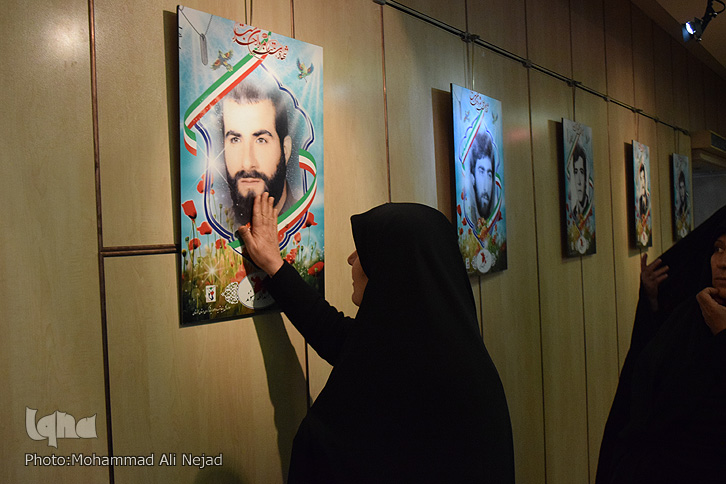 گزارش تصویری برپایی نمایشگاه عکس &laquo;قاب&lrm;های آسمانی&raquo;