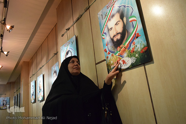 گزارش تصویری برپایی نمایشگاه عکس &laquo;قاب&lrm;های آسمانی&raquo;