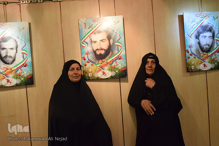 گزارش تصویری برپایی نمایشگاه عکس &laquo;قاب&lrm;های آسمانی&raquo;