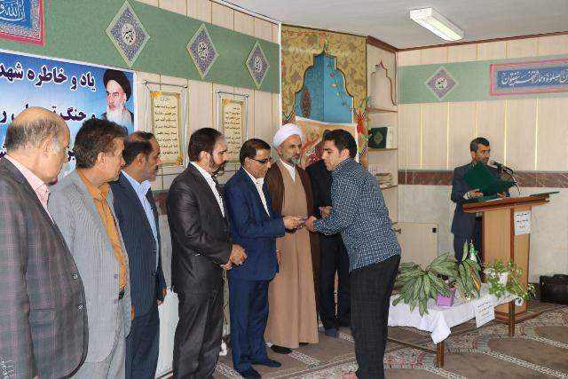 غرس 1000 نهال به یاد شهدای دانشآموز و فرهنگی لرستان غرس 1000 نهال به یاد شهدای دانشآموز و فرهنگی لرستان