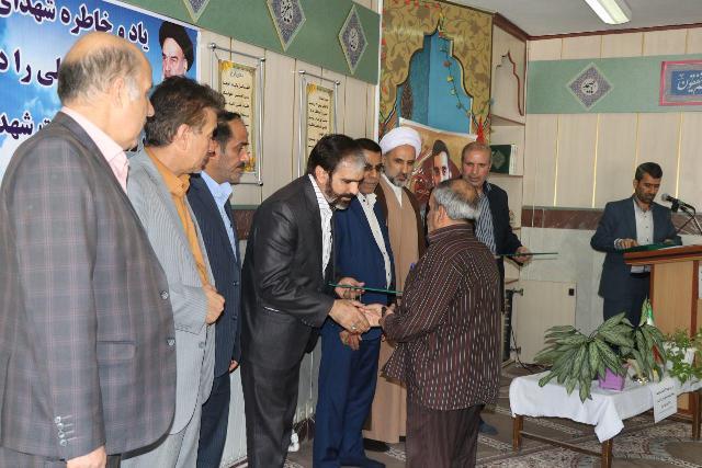 غرس 1000 نهال به یاد شهدای دانشآموز و فرهنگی لرستان غرس 1000 نهال به یاد شهدای دانشآموز و فرهنگی لرستان