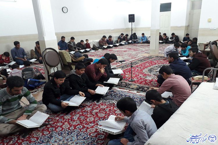 جلسه&zwnj; قرآن خانگی 35 ساله در رحمت&zwnj;آباد یزد با حضور پرشور جوانان