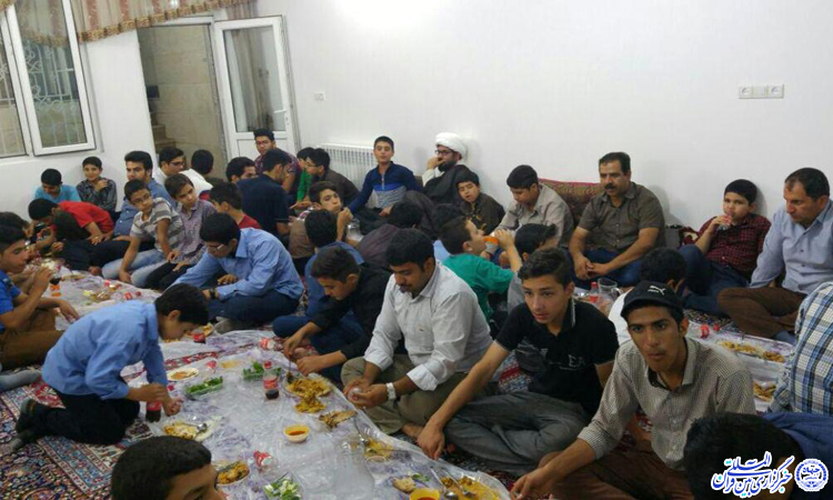 جلسه&zwnj; قرآن خانگی 35 ساله در رحمت&zwnj;آباد یزد با حضور پرشور جوانان