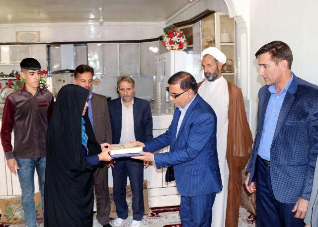انتخاب معلمان برگزیده لرستان با رویکرد علمی ـ پژوهشی انتخاب معلمان برگزیده لرستان با رویکرد علمی ـ پژوهشی