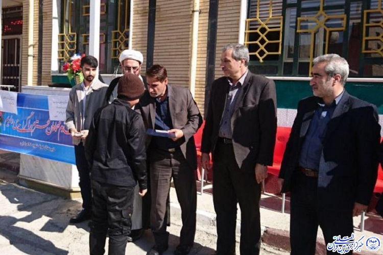 برگزیدگان مسابقه انشاء نویسی &laquo;زکات&raquo; تجلیل شدند
