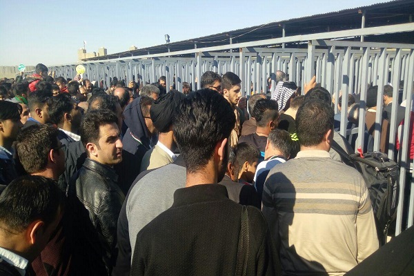 انتظار زوار کربلا در مرز مهران در روزهای پایانی سال + تصاویر