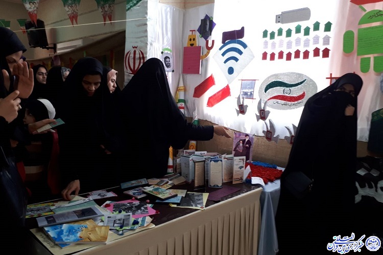 برپایی غرفه&zwnj;های اقتصاد مقاومتی در دبیرستان صدرای کرمانشاه