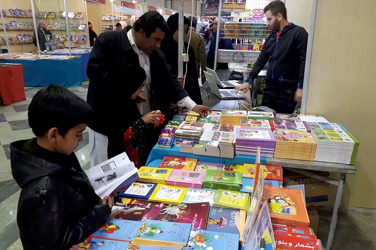 عدم توجه به کتاب جامعه را به بیهویتی دچار میکند عدم توجه به کتاب جامعه را به بیهویتی دچار میکند